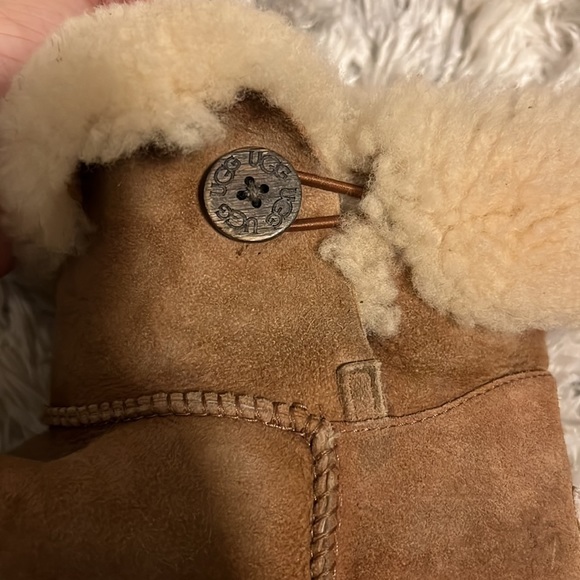 Ugg Chestnut fold over button boots- kids size 5 fits 6.5-7.5 - Picture 2 of 3